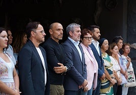Un momento del minuto del silencio guardado por miembros del Gobierno de Canarias este martes.