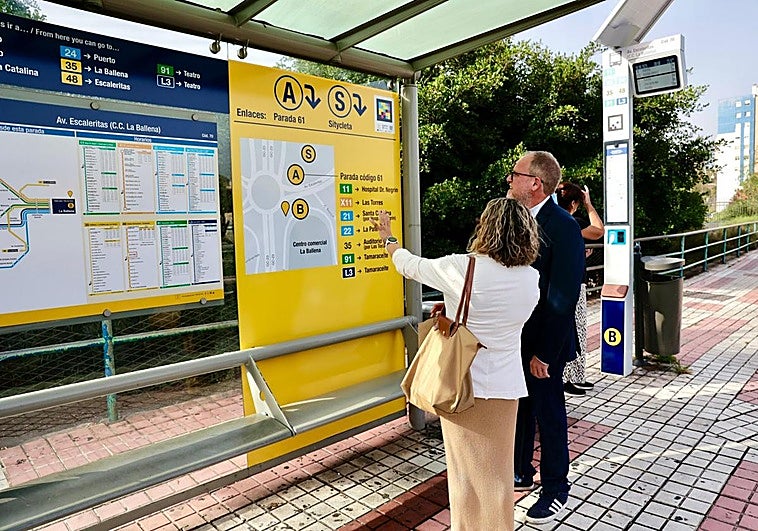 El concejal de Movilidad del Ayuntamiento de Las Palmas de Gran Canaria, José Eduardo Ramírez, observa la nueva señalética del intercambiador.