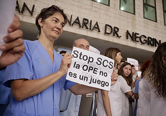 Personal médico protestando contra la convocatoria de exámenes en el hospital Doctor Negrín el pasado viernes.