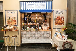 Oliver Escuela, al frente del stand de Mimila en el mercado de Vegueta.