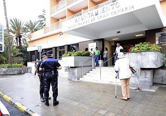Imagen de archivo de dos policías a las puertas de las oficinas municipales de Las Palmas de Gran Canaria.