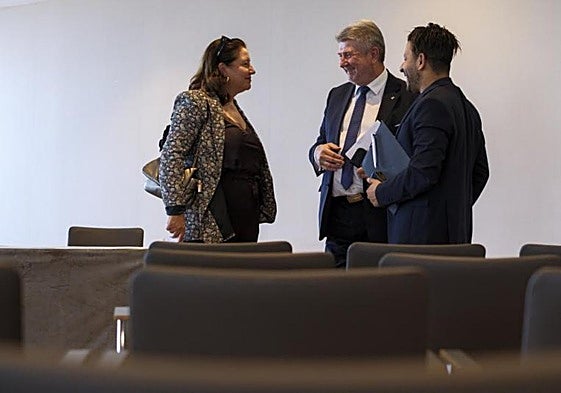 El presidente de la Comisión de Peticiones del Parlamento Europeo, Bogdan Rzonca (c).