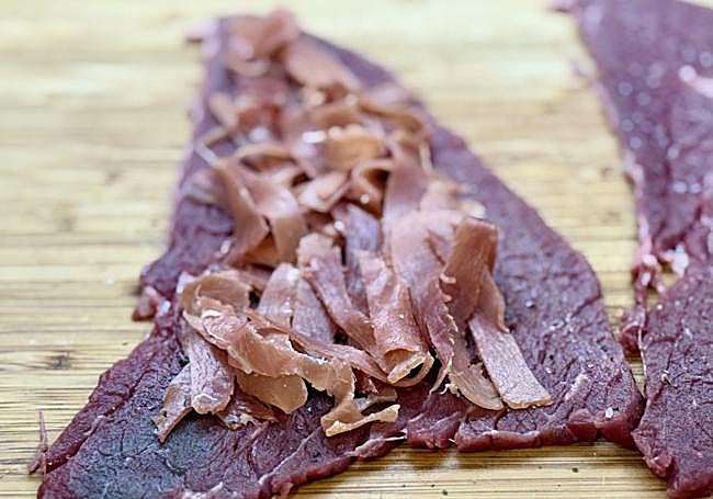 Dispondremos el jamón sobre uno de los filetes