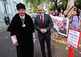 Lluís Serra (i) y Fernando Clavijo se acercan a la protesta contra el «genocidio» en Gaza antes de iniciar el curso en la ULPGC.