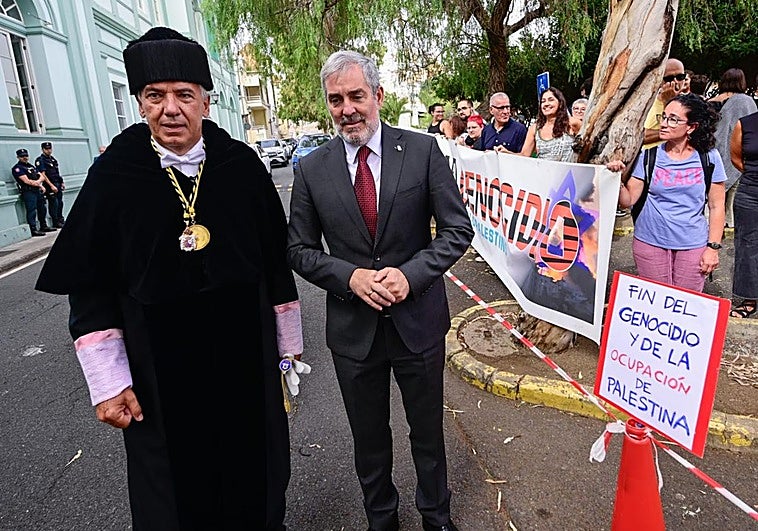 Lluís Serra (i) y Fernando Clavijo se acercan a la protesta contra el «genocidio» en Gaza antes de iniciar el curso en la ULPGC.
