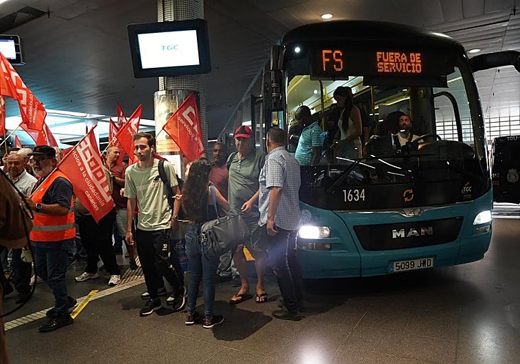 Colas esta mañana en San Telmo de pasajeros que trataban de subir a las guaguas en medio de las protestas de los trabajadores.