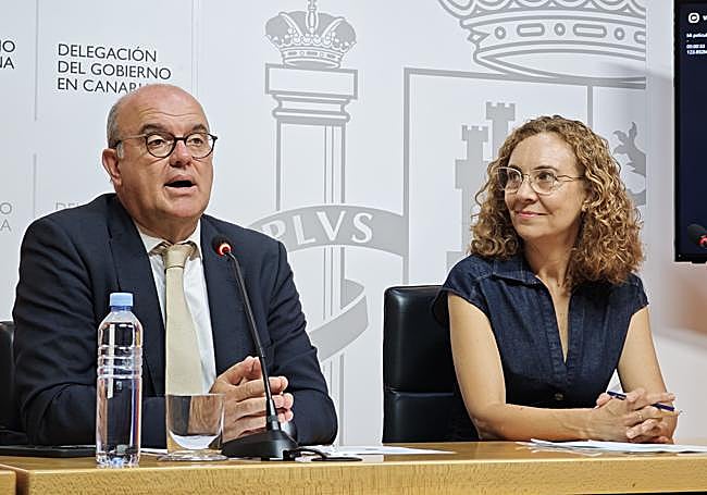 Rueda de prensa para presentar el nuevo proyecto audiovisual '¿Qué sabes de la violencia de género?'. A la izquierda, Anselmo Pestana, delegado del Gobierno de Canarias y a la derecha, Evelia Déniz, jefa de Servicio contra la Violencia sobre la Mujer de la Delegación del Gobierno en Canarias