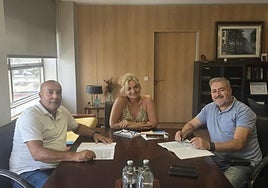 Reunión mantenida ayer por miembros de Asamblea7Islas y Esther Monzón.