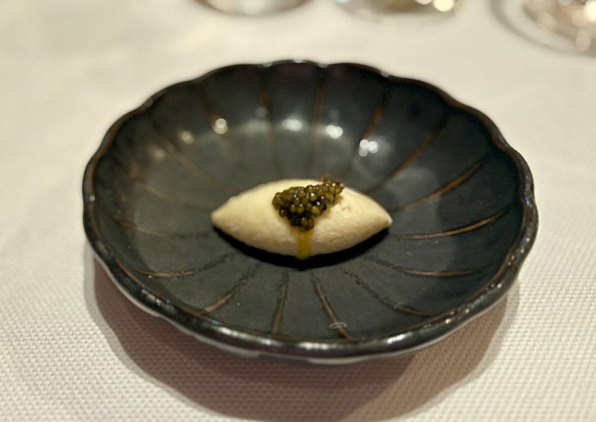 Imagen secundaria 1 - Sama crujiente, helado de miel con garum y caviar y cremoso de cítricos y crujiente de flores