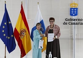 La consejera de Bienestar Social, Candelaria Delgado (d), y la presidenta de la patronal de la Construcción, Salud Gil.