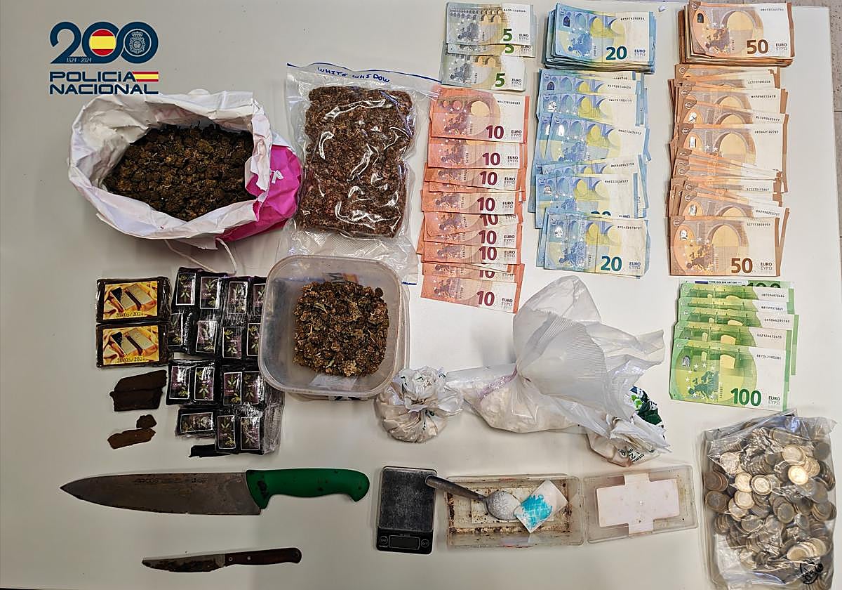 Imagen de todo lo incautado a la organización dedicada al tráfico de drogas.