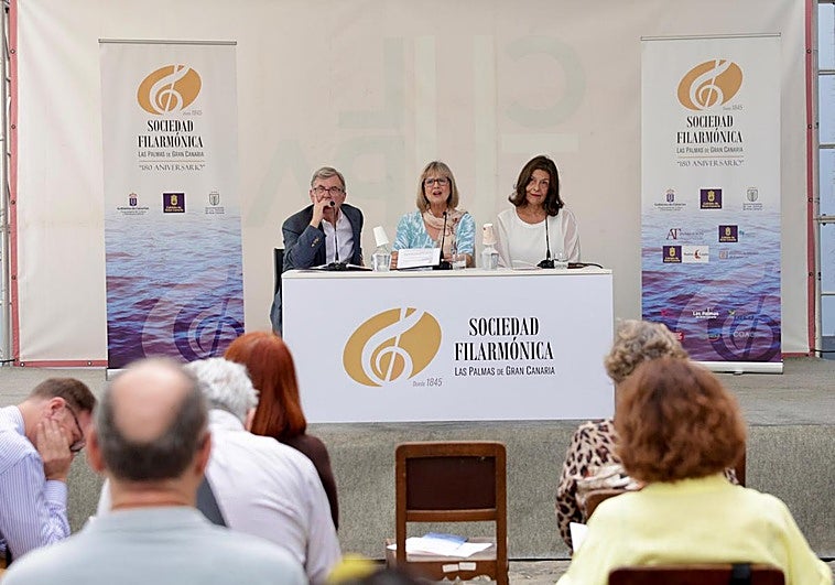 Tato Bethencourt, Elsa Guerra y Estrella Cantero presentaron el programa con motivo del 180 aniversario.
