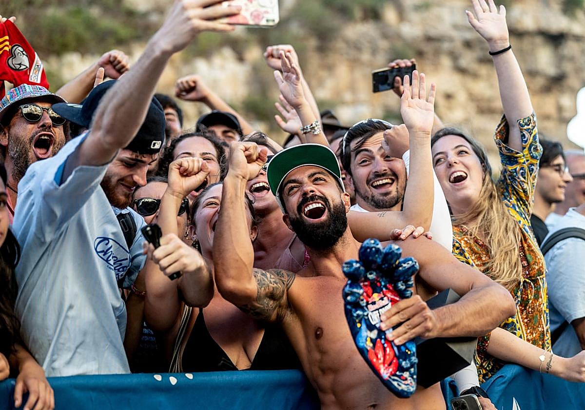 El saltador grancanario Carlos Gimeno (centro) es el actual líder del ránking mundial en la modalidad de 27 metros.