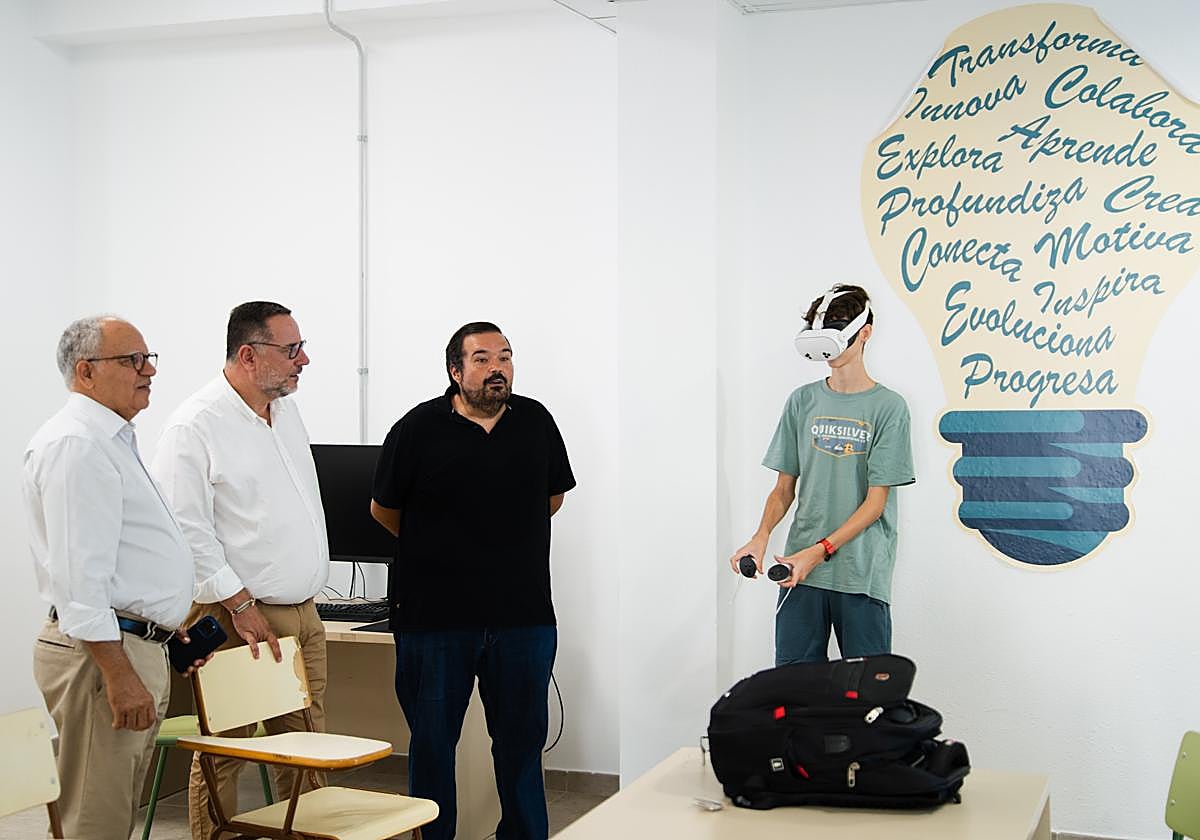 Casimiro Curbelo (i) y Poli Suárez (c) en la inauguración oficial del centro integrado de FP.