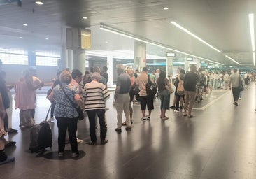 Las colas para coger la guagua se repiten en la segunda jornada de huelga en el transporte interurbano