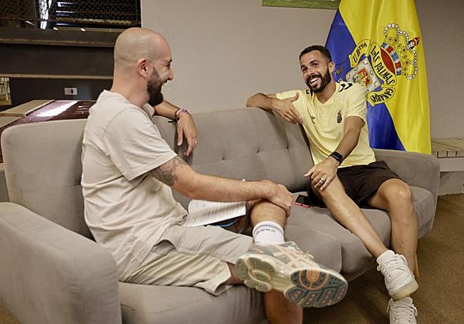 Momento distendido durante la entrevista en Barranco Seco.