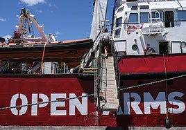 El Open Arms se adentra por primera vez en aguas internacionales en busca de cayucos