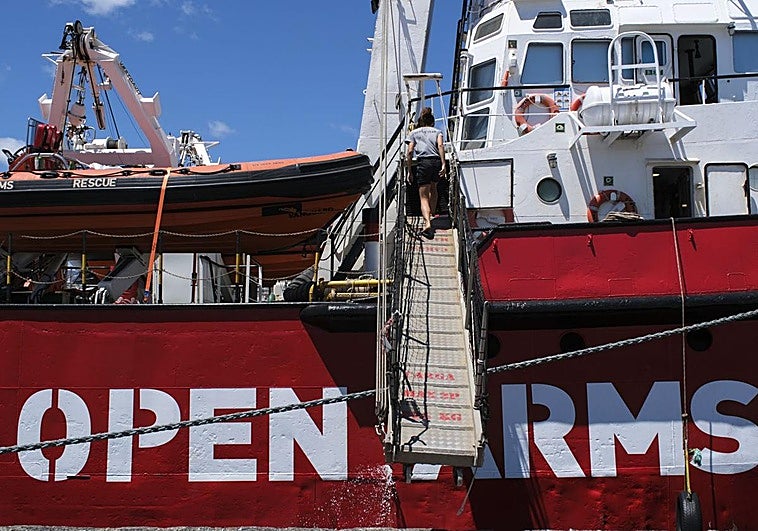 El Open Arms se adentra por primera vez en aguas internacionales en busca de cayucos