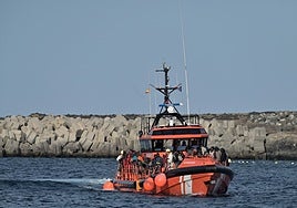 Salvamento rescata a 2 hombres al norte de Bojador de una zódiac hundida