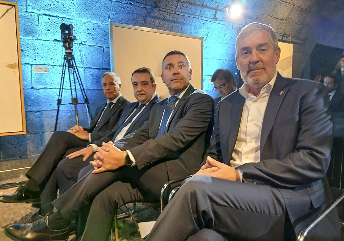 Autoridades en la presentación en el Castillo de San José.