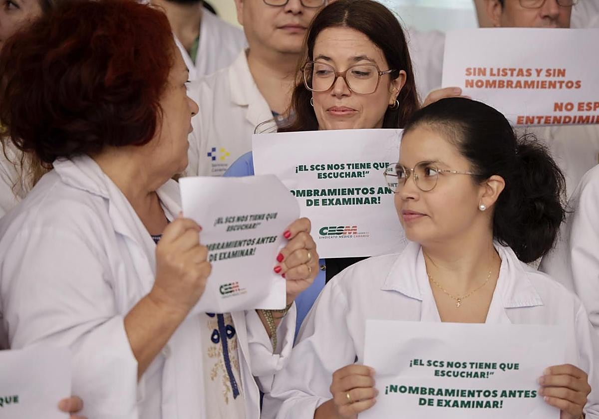 Protesta del colectivo médico a las puertas del hospital Doctor Negrín.