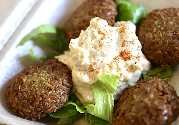 Falafel con hummus.