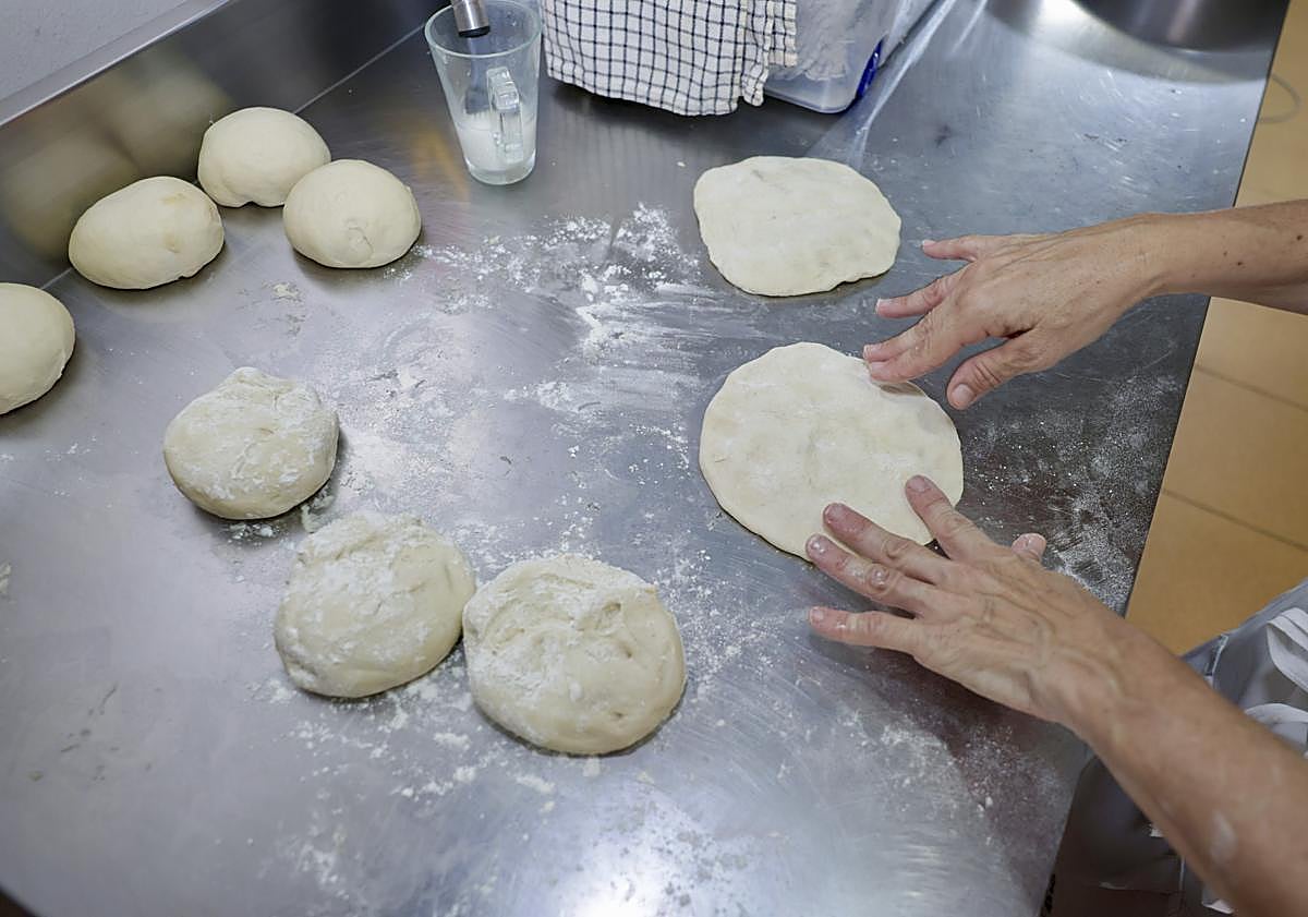 Imagen principal - Buen Rollo Kebab, el arte del durum bien hecho: así se prepara en este local