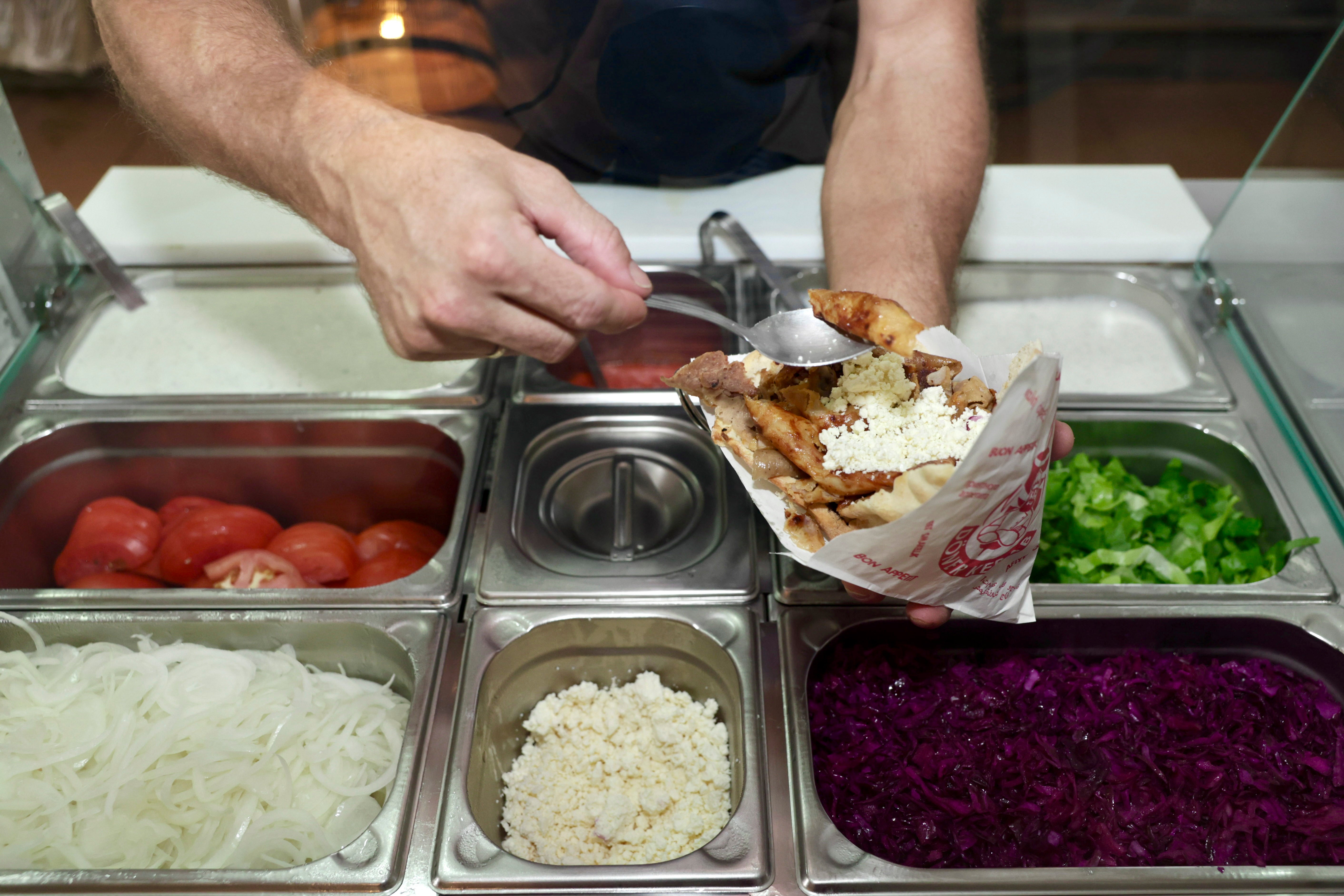 Imagen secundaria 1 - Buen Rollo Kebab, el arte del durum bien hecho: así se prepara en este local