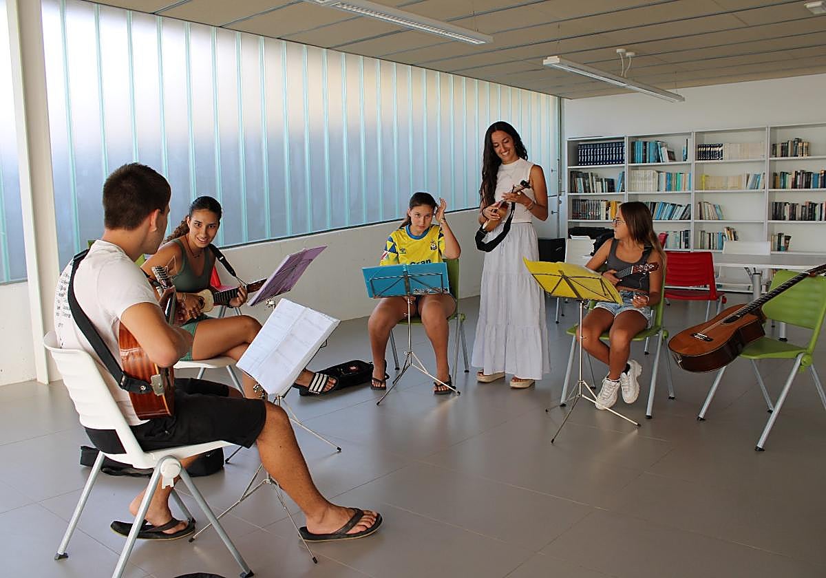 Actividad con estudiantes en una sesión musical en Pájara.