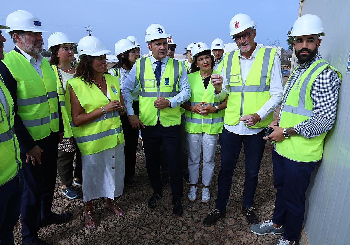 Representantes públicos, con Fernando Clavijo y Oswaldo Betancort, visitando las obras.