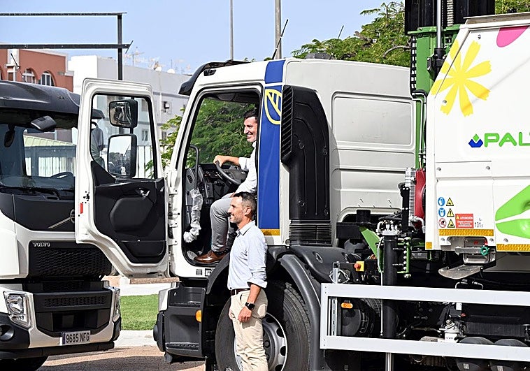 Marichal, sobre el camión, y Cardoso, durante la presentación de los vehículos.