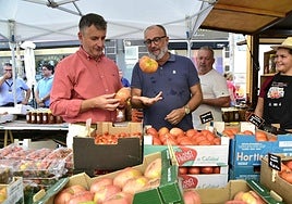Sergio Vega y Francisco García, en uno de los puestos de tomates.