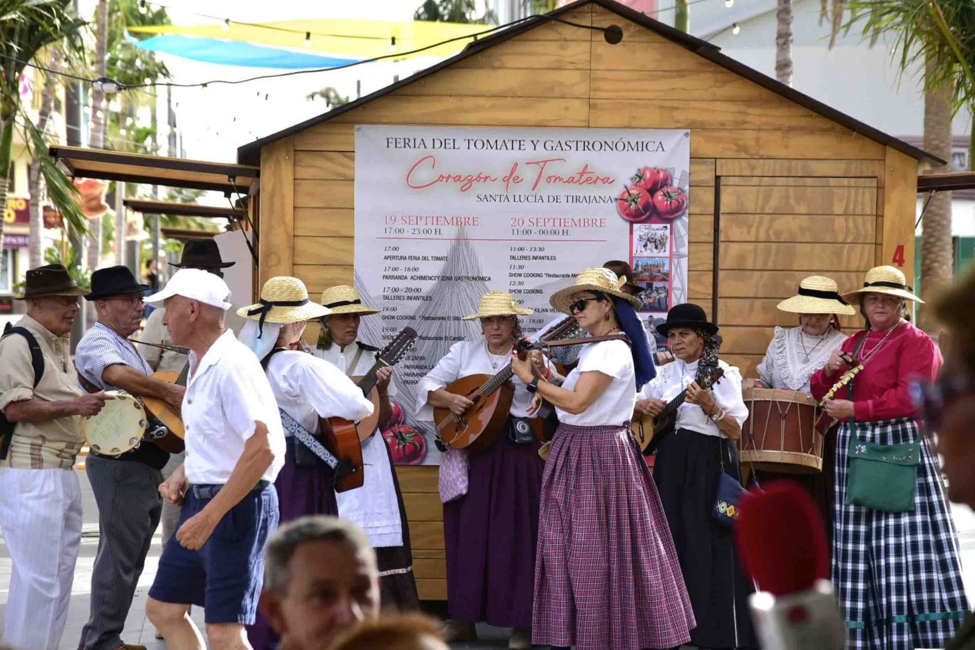 Calor y mucho sabor en la feria del tomate en Santa Lucía en Tirajana