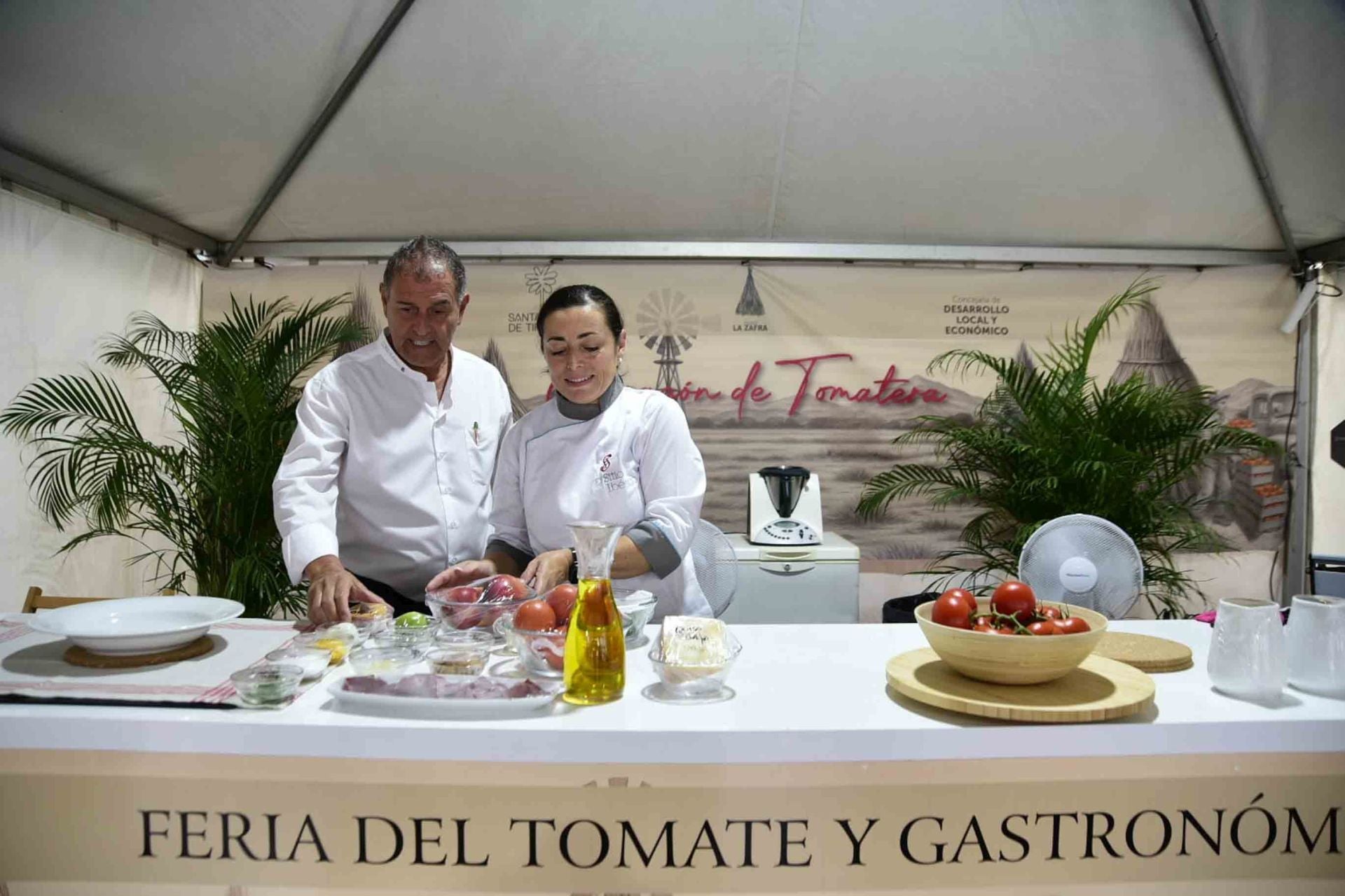 Calor y mucho sabor en la feria del tomate en Santa Lucía en Tirajana