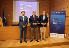 Luis Padrón (i), Manuel Domínguez y el presidente de la Cámara de Comercio de España, José Luis Bonet.