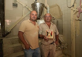 Víctor y Yersuán, padre e hijo, elaboran el mejor gofio de Canarias en el Molino Buen Lugar, en Firgas.