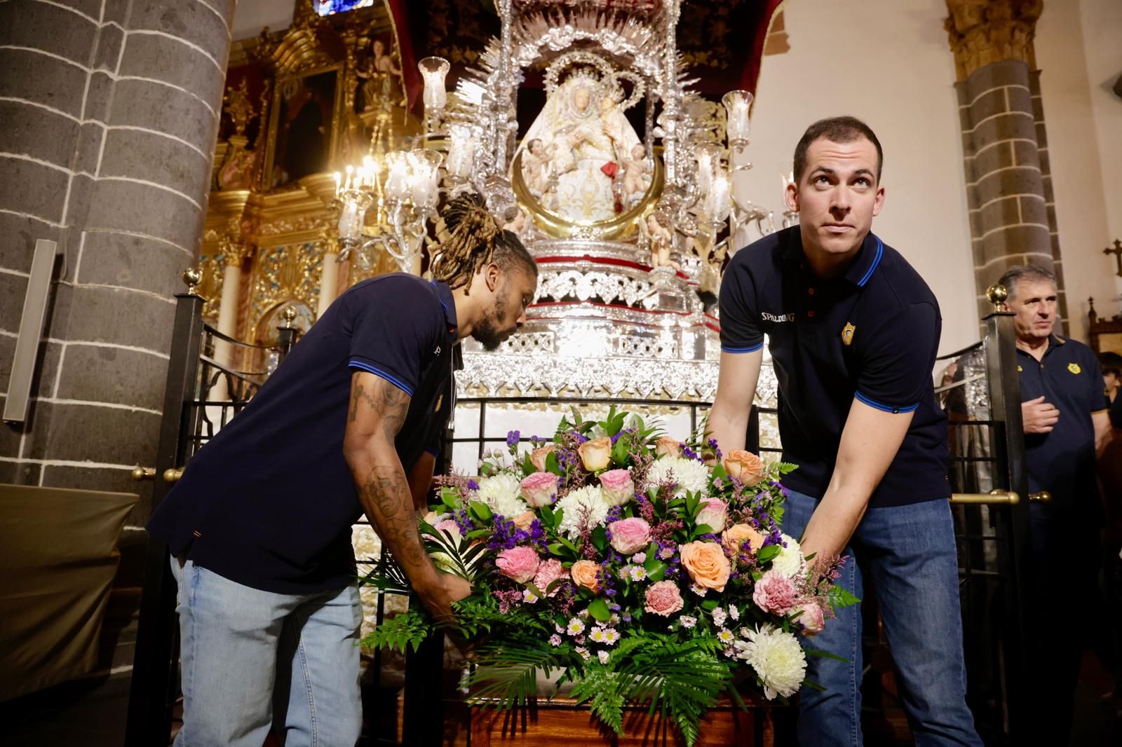 El CB Gran Canaria realiza su tradicional ofrenda floral a la Virgen del Pino
