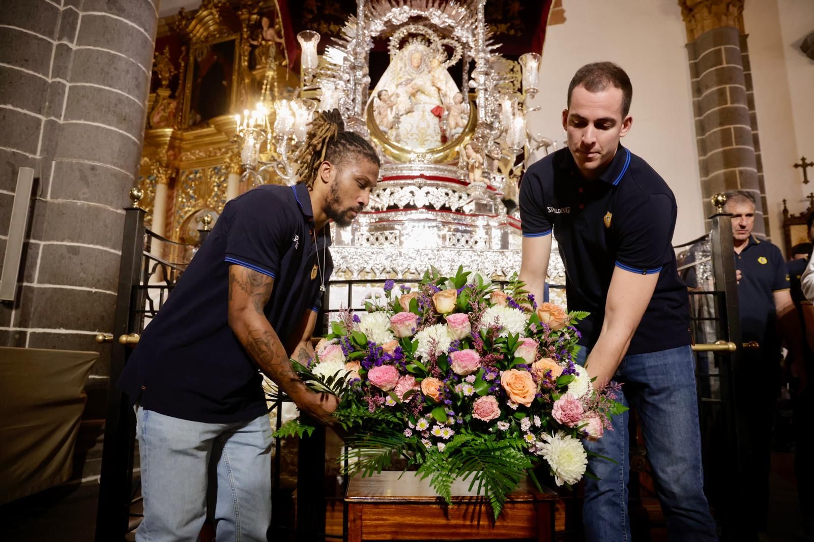 El CB Gran Canaria realiza su tradicional ofrenda floral a la Virgen del Pino