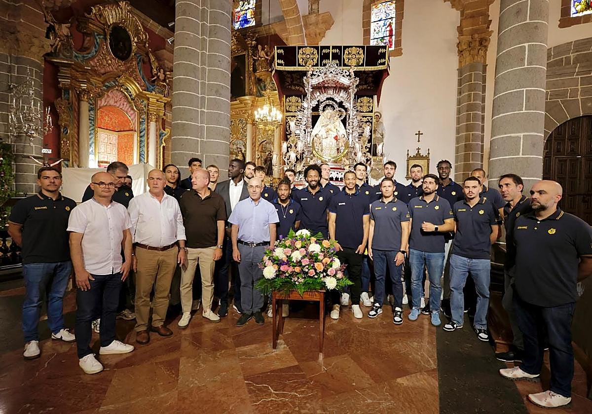 El CB Gran Canaria realiza su tradicional ofrenda floral a la Virgen del Pino