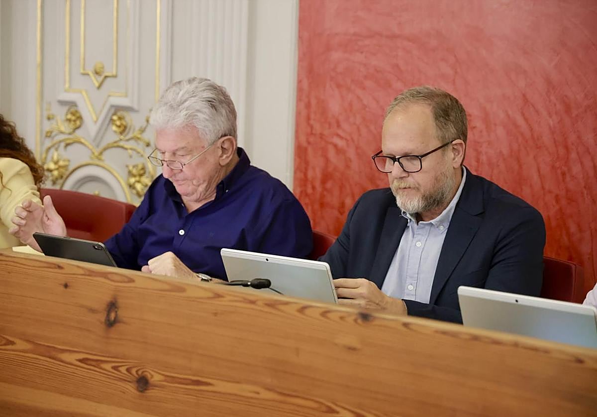 Pedro Quevedo y José Eduardo Ramírez durante el pleno del mes de julio.