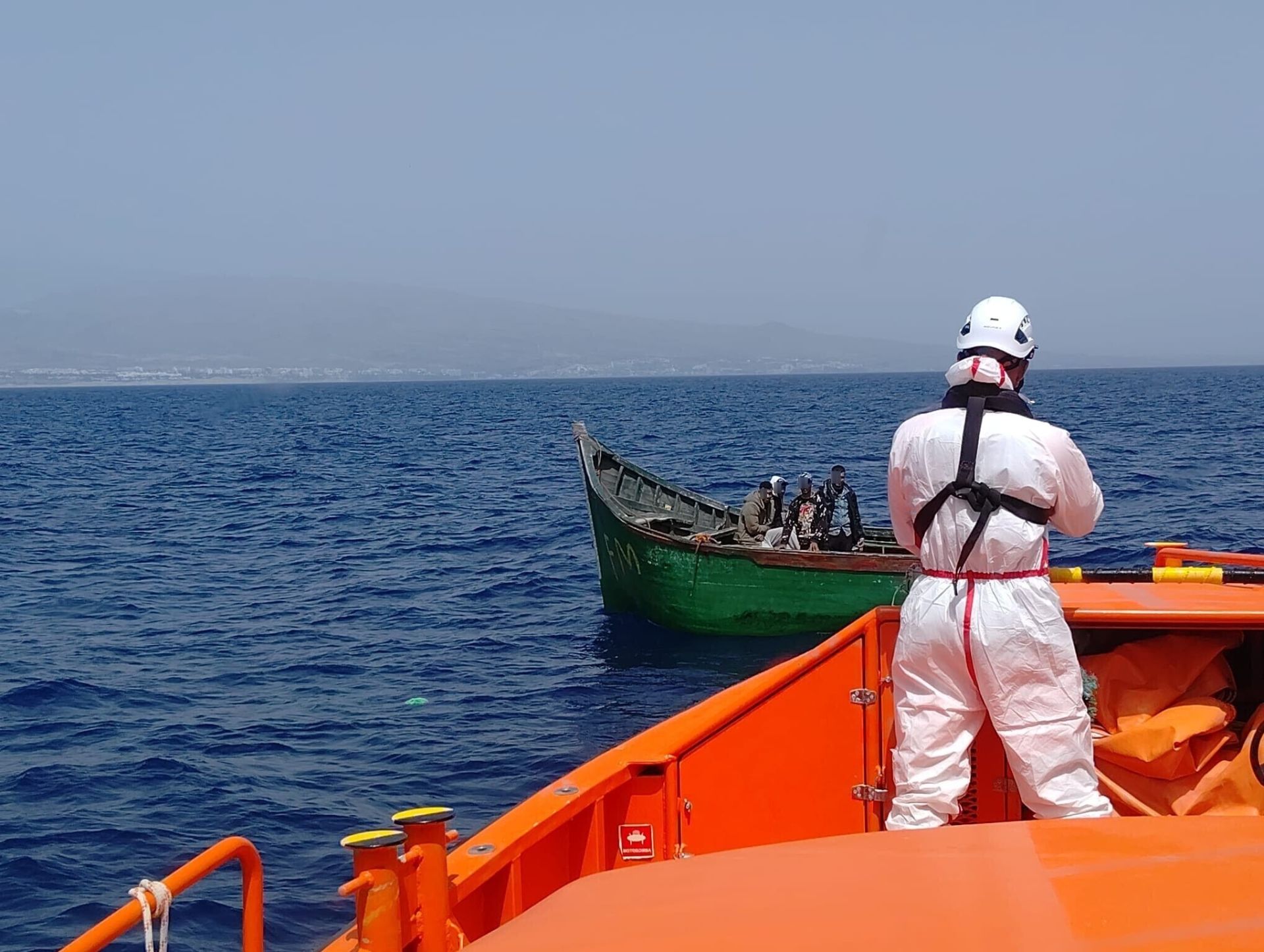 Salvamento Marítimo rescata a cinco migrantes a bordo de una patera este viernes.