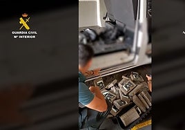 Agentes de la Guardia Civil y de Vigilancia Aduanera de la Agencia Tributaria incautan cocaína.
