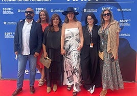 Mabel Lozano posa con parte de su equipo y de Videoreport Canarias.