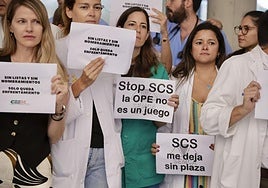 Huelga de médicos canarios contra el calendario de los exámenes de estabilización, en el Hospital Doctor Negrín.
