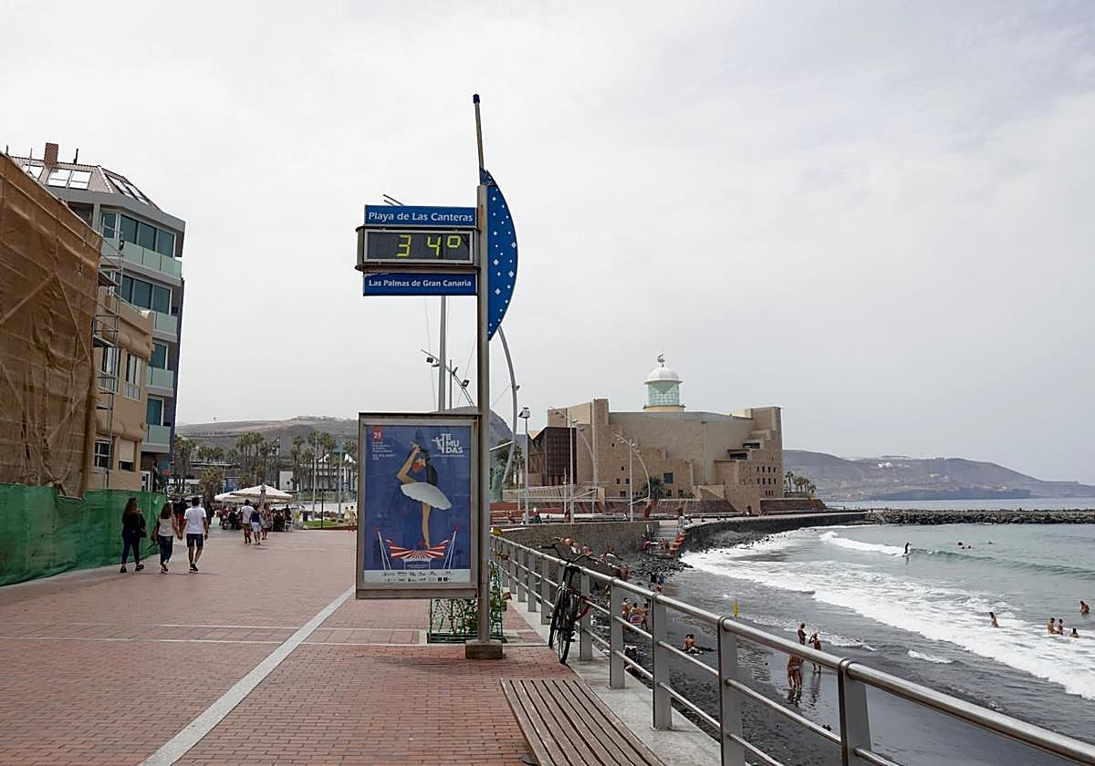 El termómetro de la playa de Las Canteras marca los 34 grados.