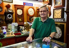 Pedro Macías posa entre relojes, las máquinas que lleva afinando desde que solo tenía ocho años de vida.