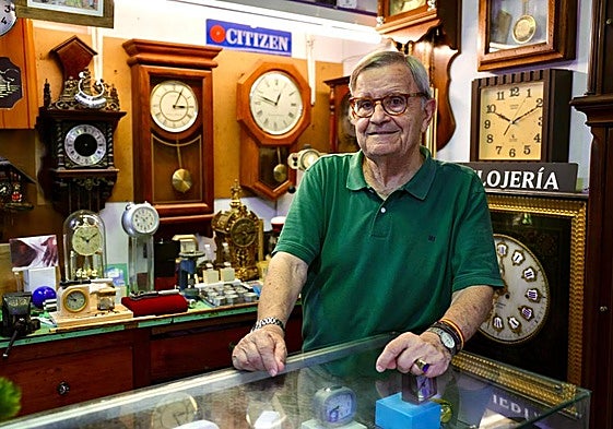 Pedro Macías posa entre relojes, las máquinas que lleva afinando desde que solo tenía ocho años de vida.