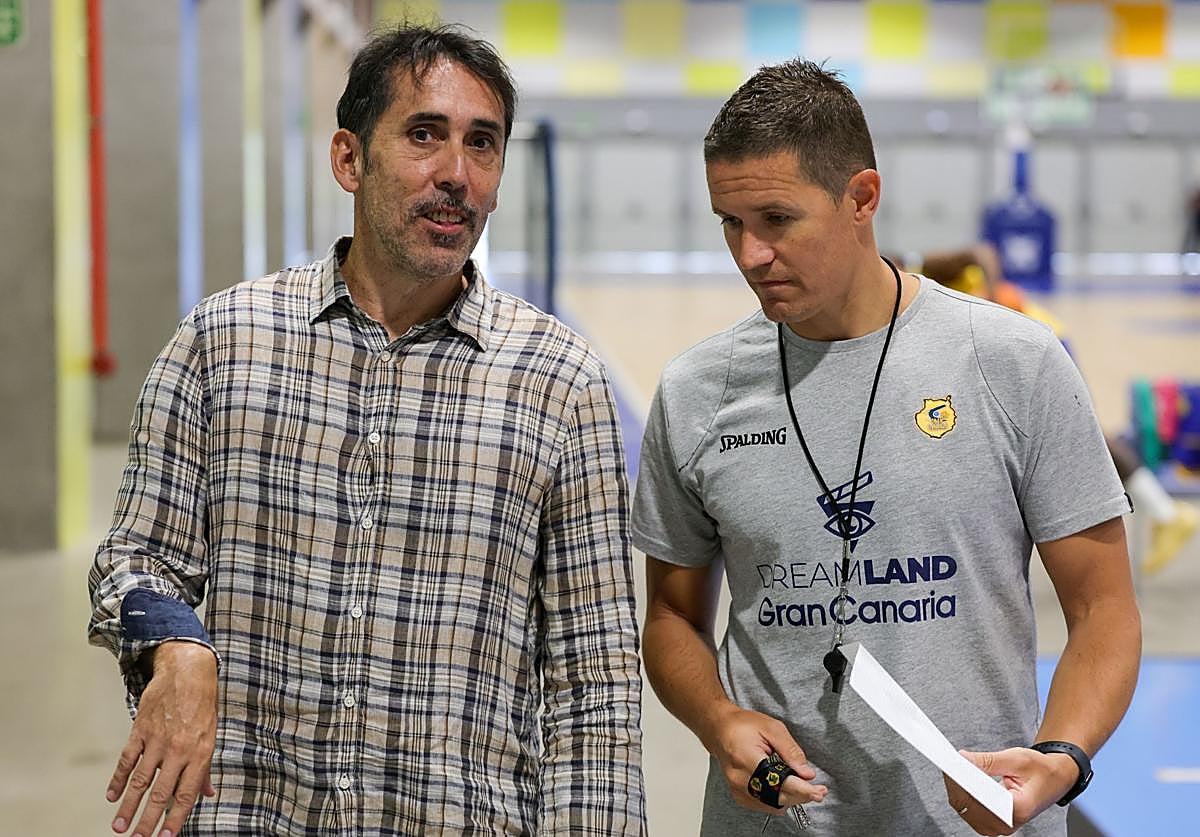 Willy Villar -izquierda- y Jaka Lakovic dialogan tras un entrenamiento en la presente pretemporada en el Gran Canaria Arena.
