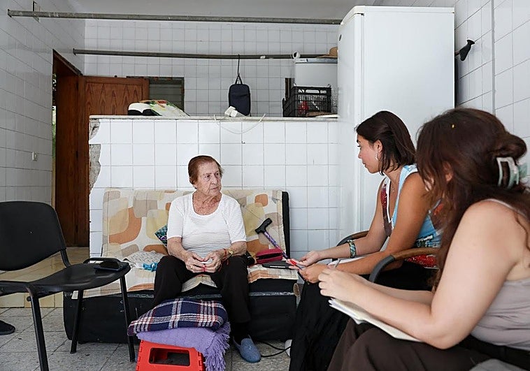Herminia Hernández atendió a Cristina Comas y Elizabeth Rodríguez en donde llegó a a haber una carnicería.