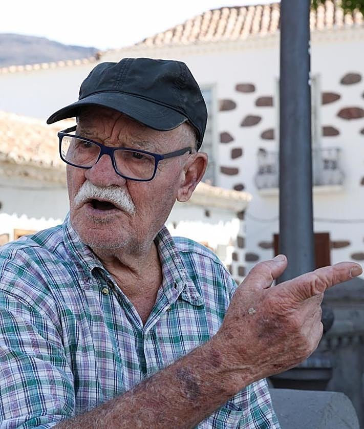 Imagen secundaria 2 - Charla preparatoria al alumnado de Leví Ramos y Juan Manuel Brito. Debajo, el concejal con Cesáreo López y éste último en un primer plano.